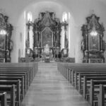 2 Fotos: Innenraum der Pfarrkirche St. Michael nach der Innenrenovation, August 1993