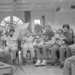 2 Fotos: »Tante Molly« mit Kindern in der Touristinformation, Dezember 1994