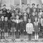 Schulklasse des Jahrgangs 1939/40 mit Lehrerin Schmidt, 1948/49