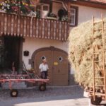 2 Fotos: Emil Kopp mit Heuwagen in der Demetriusstraße, ca. 1990