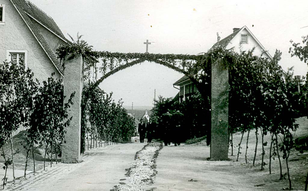 Fronleichnamsschmuck in der Alenbergstraße, ca. 1950