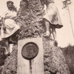 Junge Frauen am Jahn-Denkmal, 1949