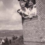 Frauen im Pavillon auf dem Alenberg, ca. 1950