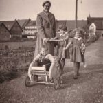 Margareta Senn mit drei Kindern im Schulweg, ca. 1956