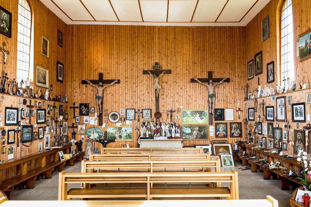 Innenraum der Kapelle Witterschneekreuz, 2015