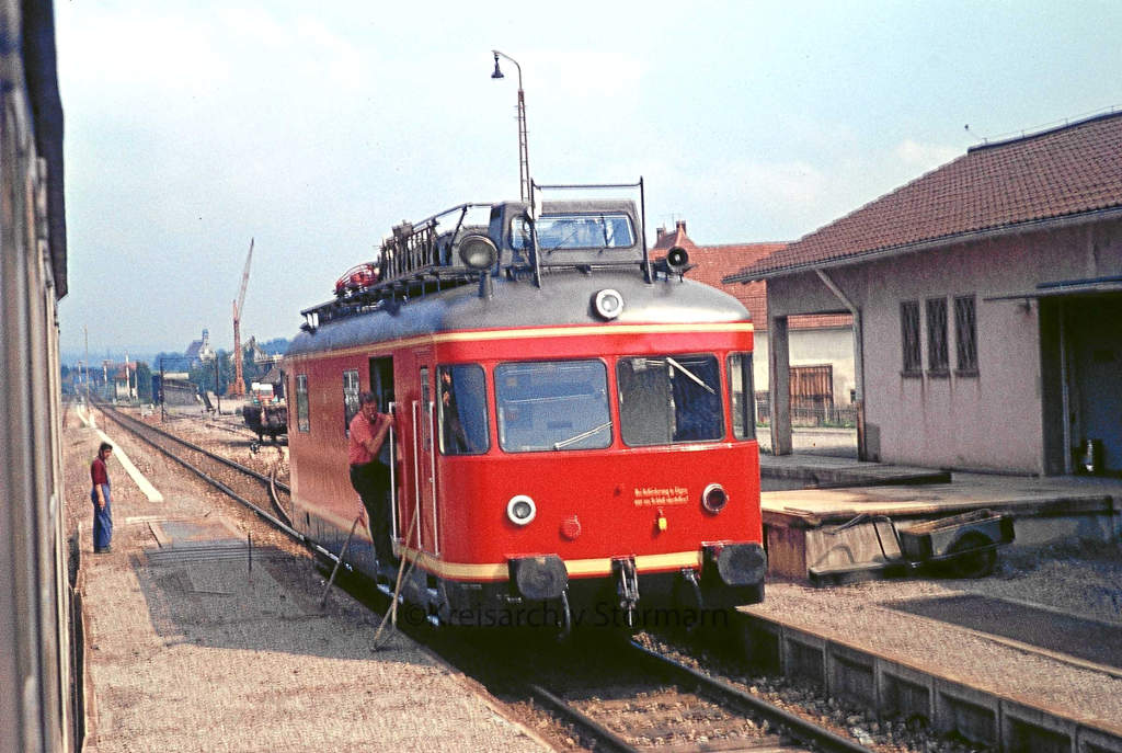 Schienenfahrzeugwagen im Bahnhof, 1973