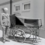Emil Schmid mit fahrbarer Krankentrage, 1984