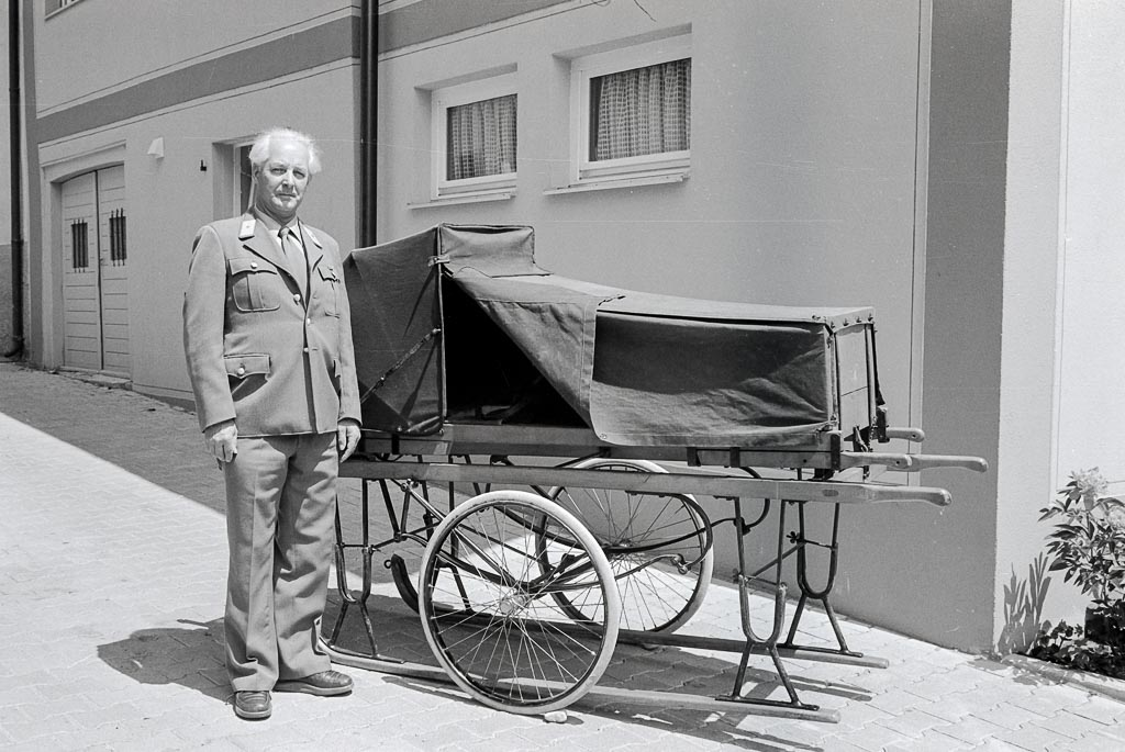Emil Schmid mit fahrbarer Krankentrage, 1984