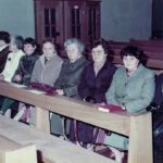 Neun Frauen in der Kirchenbank bei der Erstkommunion, 1983