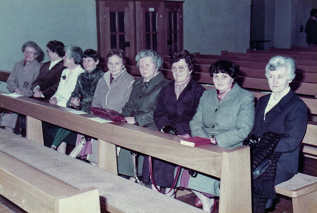 Neun Frauen in der Kirchenbank bei der Erstkommunion, 1983
