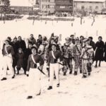 Weibliche Narrenpolizei und »Hansele« beim Umzug in der Festhallenstraße, Fasnacht 1956