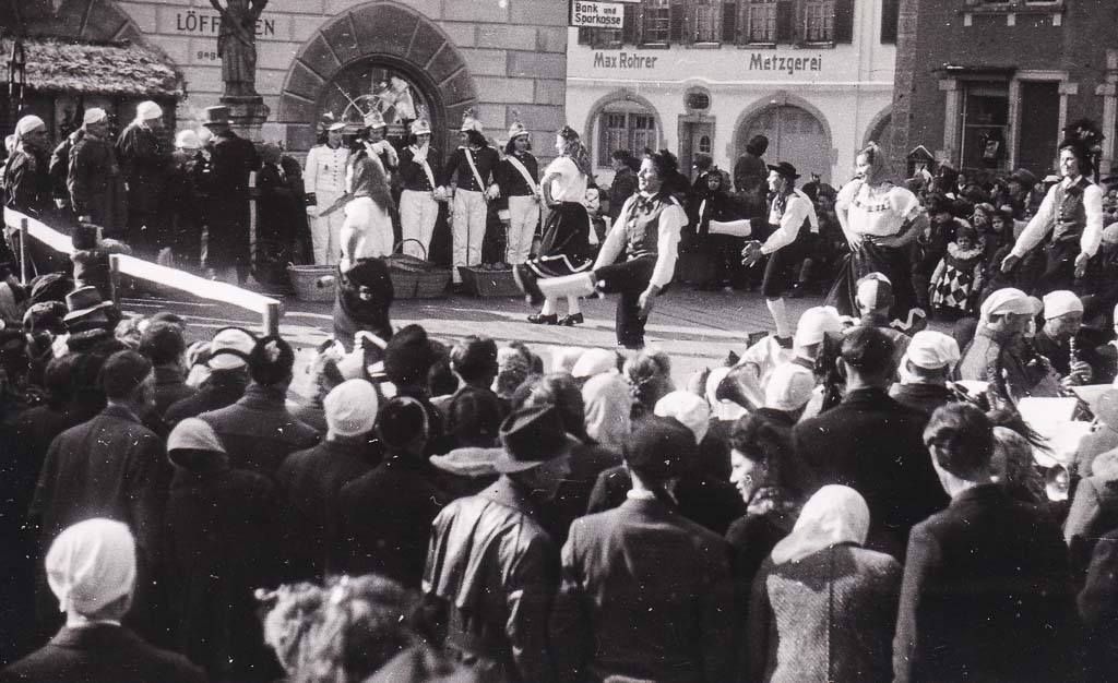 3 Fotos: Vorführung auf der Fasnachtsbühne auf dem oberen Rathausplatz, Fasnacht 1949