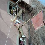 6 Fotos: Abseilen von Bürgermeister Dr. Mellert am Mailänder Tor, Fasnacht 1992