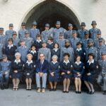 2 Fotos: Mitglieder des DRK vor der Festhalle, 1984