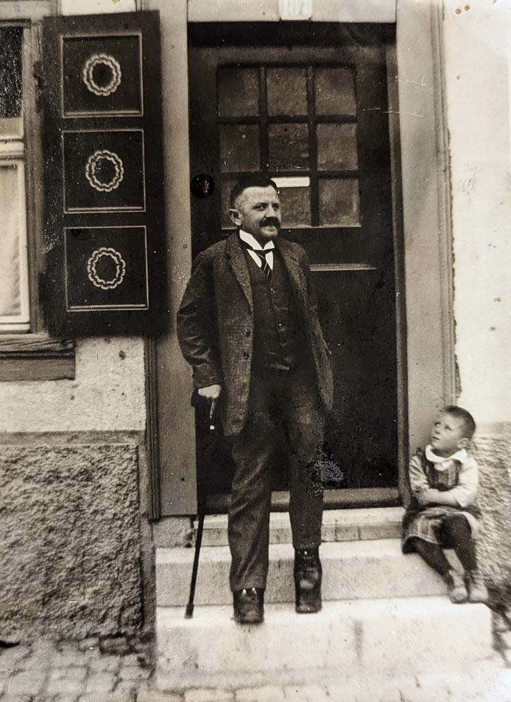 Leo Ratzer vor seinem Haus in der Dittishauser Straße, 1926