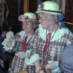 Zwei Närrinnen bei der Wieberfasnet im Gasthaus »Linde«, Fasnacht 1983