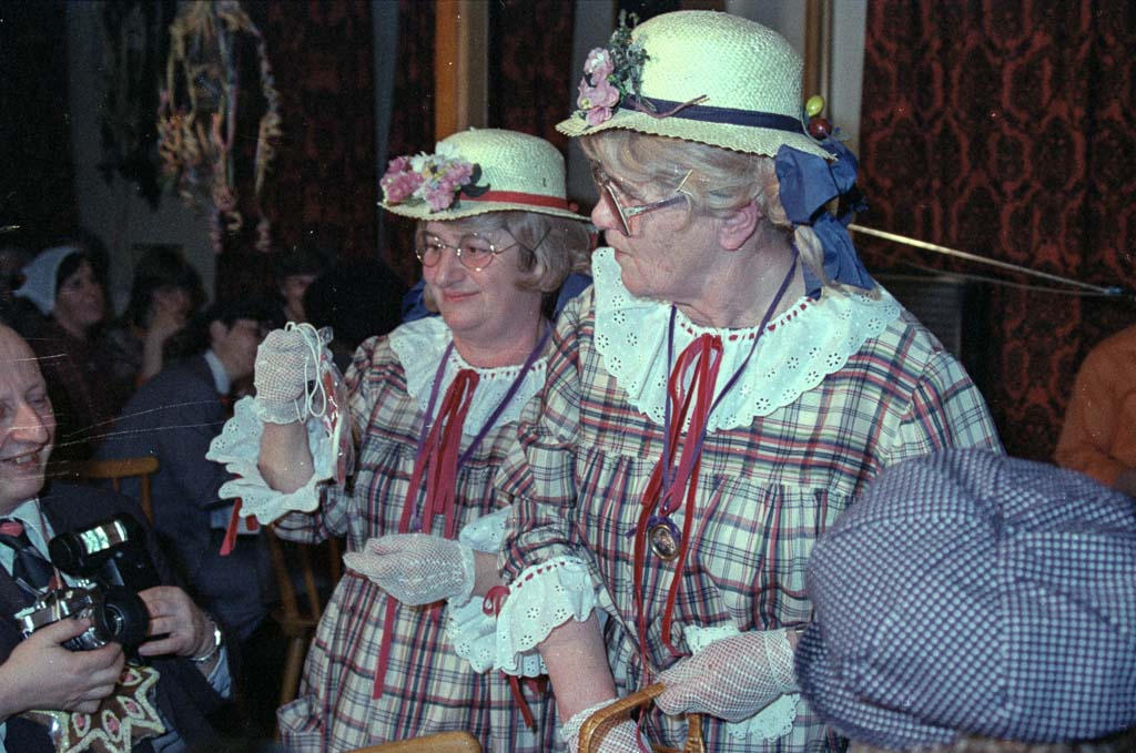 Zwei Närrinnen bei der Wieberfasnet im Gasthaus »Linde«, Fasnacht 1983