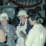 Drei Närrinnen bei der Wieberfasnet im Gasthaus »Linde«, Fasnacht 1984