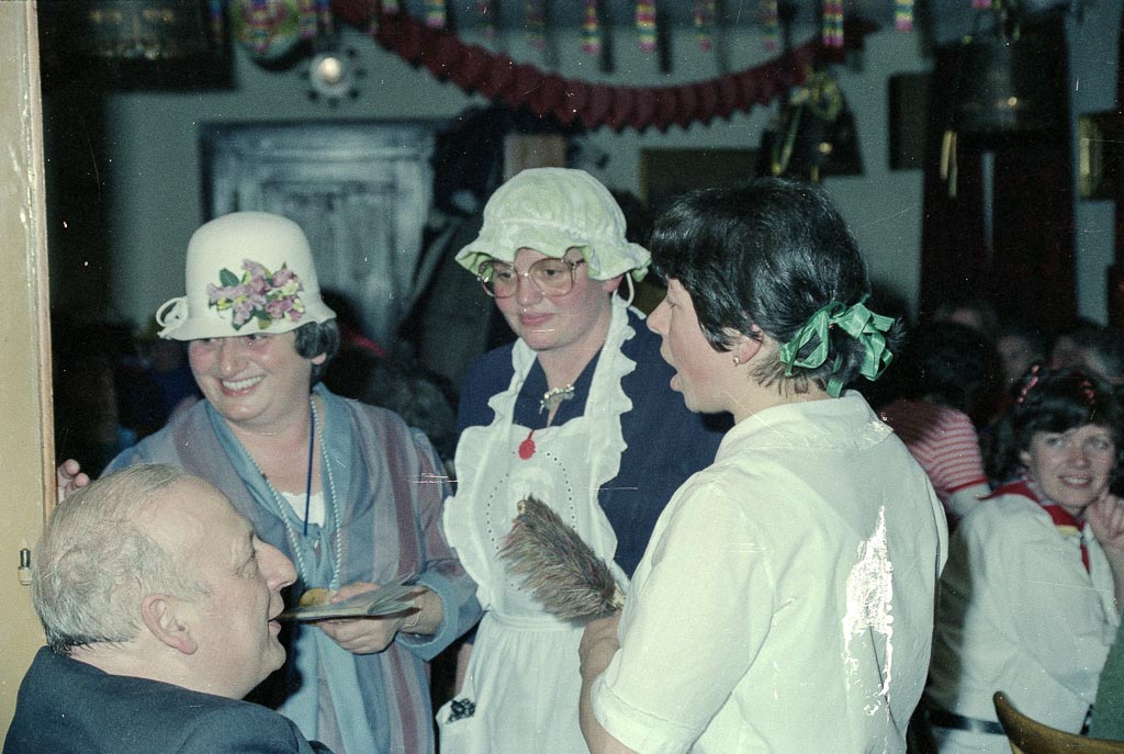 Drei Närrinnen bei der Wieberfasnet im Gasthaus »Linde«, Fasnacht 1984