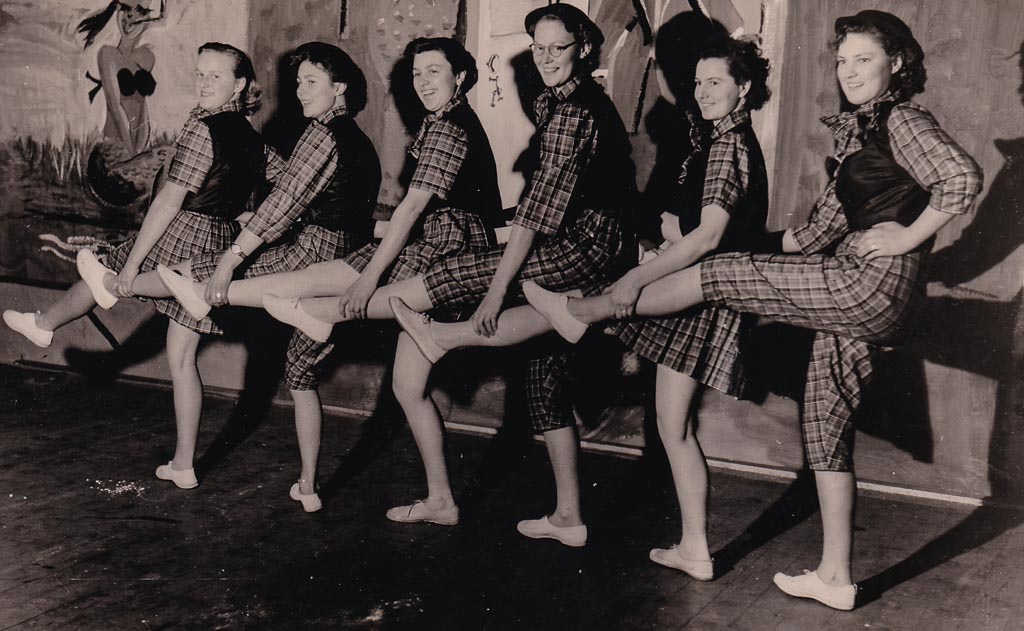 Sechs Närrinnen beim »Bunten Abend«, Fasnacht 1954