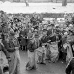 3 Fotos: Sackhüpfen von »Laternenbrüdern« und Kindern in der Kirchstraße, Fasnacht 1958