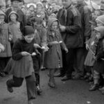 4 Fotos: Eierlaufen der Kinder in der Kirchstraße, Fasnacht 1958