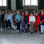 Schülerchor bei der Einschulung in der Turnhalle, 1971