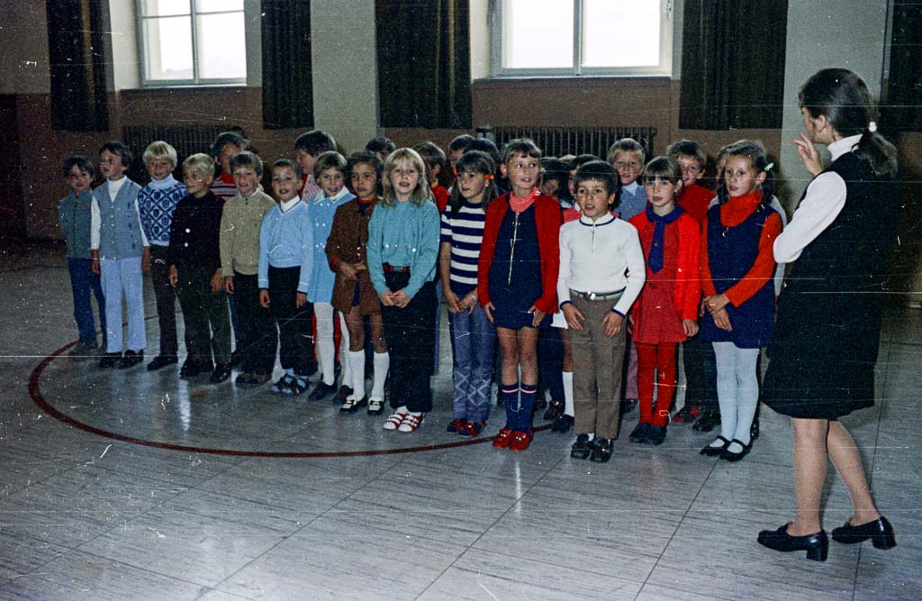 Schülerchor bei der Einschulung in der Turnhalle, 1971