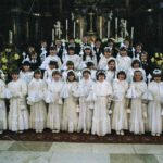 Kommunionkinder des Jahrgangs 1975/76 vor dem Hochaltar, 1985