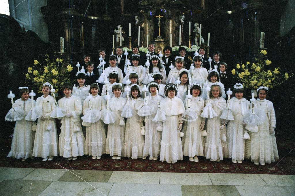 Kommunionkinder des Jahrgangs 1975/76 vor dem Hochaltar, 1985