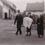Familie Jonner mit Täufling und Hebamme in der Alenbergstraße, ca. 1936