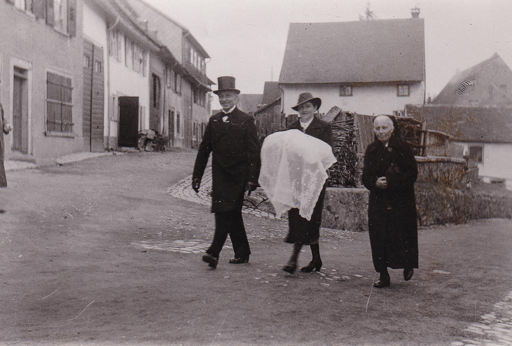 Familie Jonner mit Täufling und Hebamme in der Alenbergstraße, ca. 1936
