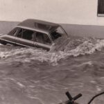 Mitgerissenes Auto bei der Wäschefabrik Prause beim Hochwasser, 10. Juli 1975