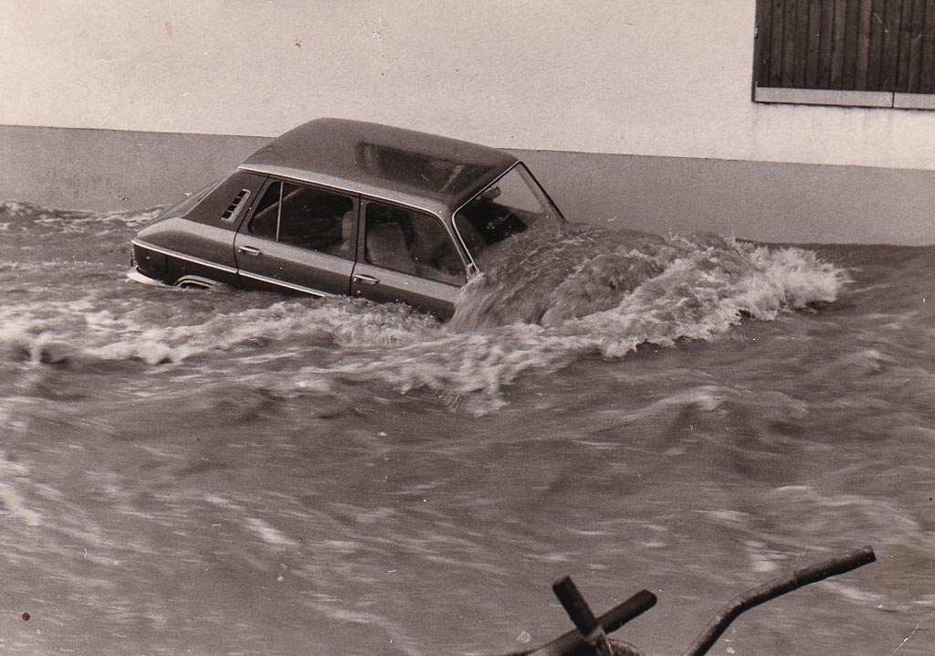 Mitgerissenes Auto bei der Wäschefabrik Prause beim Hochwasser, 10. Juli 1975